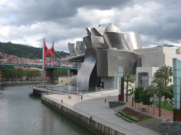 Guggenheim museum aan de rivier Nervion in Balbao 