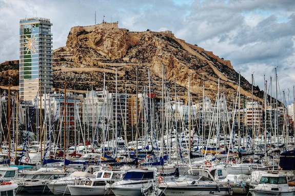 Jachthaven Alicante met op achtergrond Castillo de Bárbara