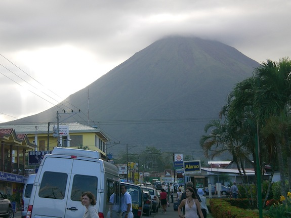 La Fortuna met op achtergrond de Arenalvulkaan