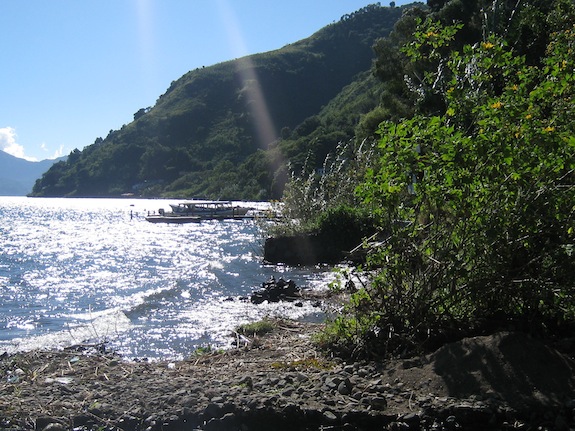 Oevers van Lago de Atitlan in Guatemala