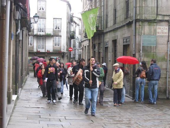 Een optocht door het oude centrum van Santiago de Compostela