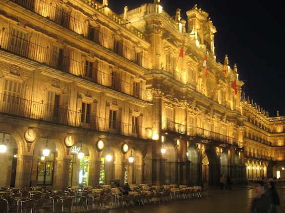 Plaza Mayor bij avond in Salamanca